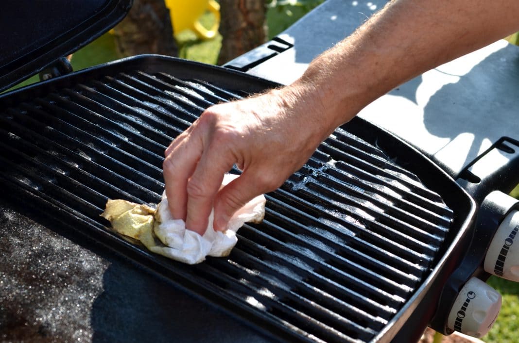 Comment nettoyer une grille de barbecue très encrassé