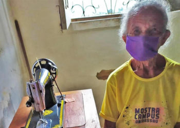Une femme de 87 ans fabrique des masques de protection pour faire un don