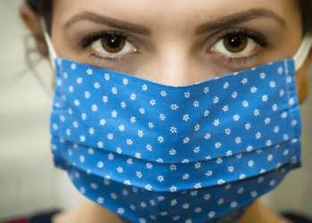 Le ministère de la Santé crée un manuel pour fabriquer un masque fait maison contre Covid-19