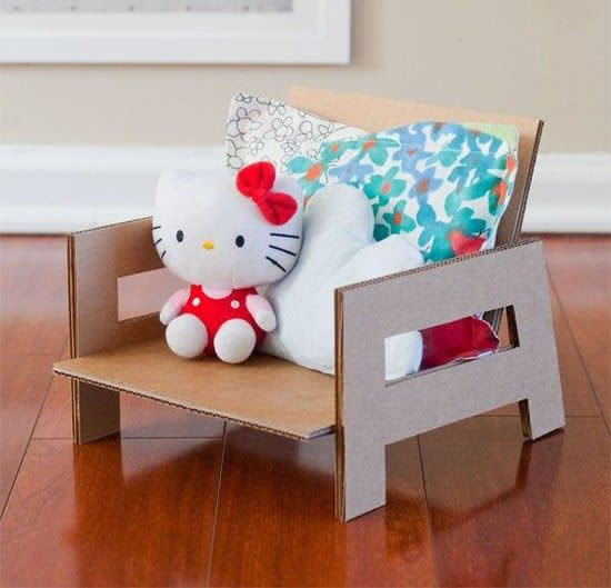 Chaise jouet avec boîte en carton 