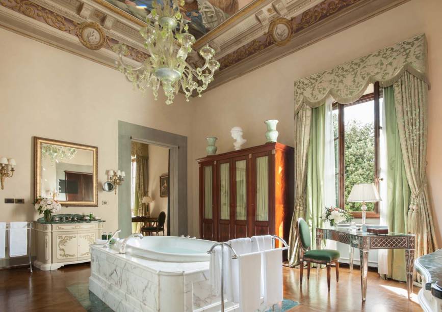 L'une des meilleures inspirations pour ceux qui apprécient les espaces traditionnels, l'espace a été installé dans un palais Renaissance du XVe siècle. L'ambiance luxueuse de l'époque rejoint le confort et la technologie actuels. Dans la suite, la baignoire est la pièce maîtresse de la grande salle de bain remplie d'art, qui comprend même des fresques originales au plafond.