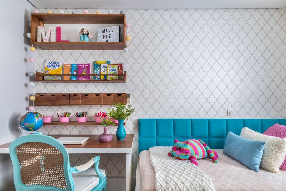 La nuance bleue était indispensable pour Malu, 10 ans, qui voulait voir sa couleur préférée dans la chambre. À cette fin, l'architecte a conçu une tête de lit en forme de L autour du lit en bleu vif. Le 10 m² dispose également d'un espace bureau en bois rustique.