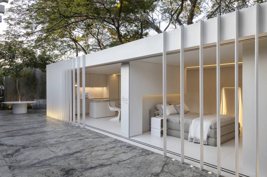 Container House Cosentino - Marilia Pellegrini. Dans son projet avec des bases durables et axé sur la réutilisation des matériaux, deux conteneurs ont été attachés pour donner vie à une maison de 60 m², qui comprend un salon, une cuisine et une buanderie intégrés, ainsi qu'une suite avec une salle de bain incroyablement confortable. Les environnements ont été pris par des tons blancs, une atmosphère minimaliste et des pièces de grands designers, comme Oki Sato, ce qui apporte une sophistication surprenante à l'espace. La maison conteneur a également un espace extérieur de 100 m² avec un sol en granit de lave blanc, un jardin hydroponique auto-irrigant et un jardin de bambou incomparable.