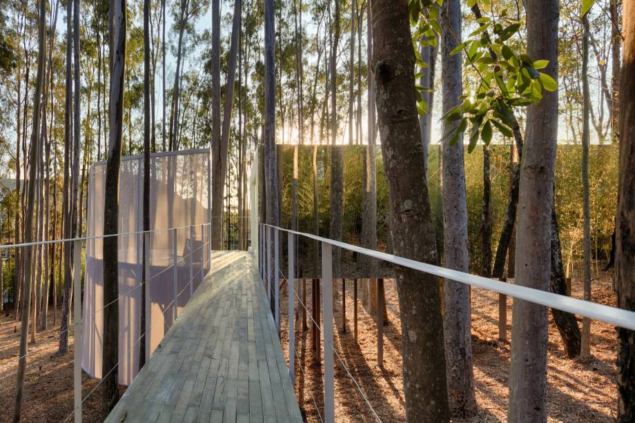 Refuge - Júnior Piacesi. Détachée du sol, à six mètres du sol ferme, la maison favorise les connexions. La structure métallique (qui diffère de la maçonnerie traditionnelle) qui respire la légèreté et la transparence, gênant le moins possible le paysage. La façade mimétique recouverte d'un miroir joue un jeu de peau dans la plantation d'eucalyptus. En interne, cuisine, table, lit, placard, salle de bain et espace de méditation sont intégrés. Cette technique de construction est une tendance à suivre dans l'architecture brésilienne. 