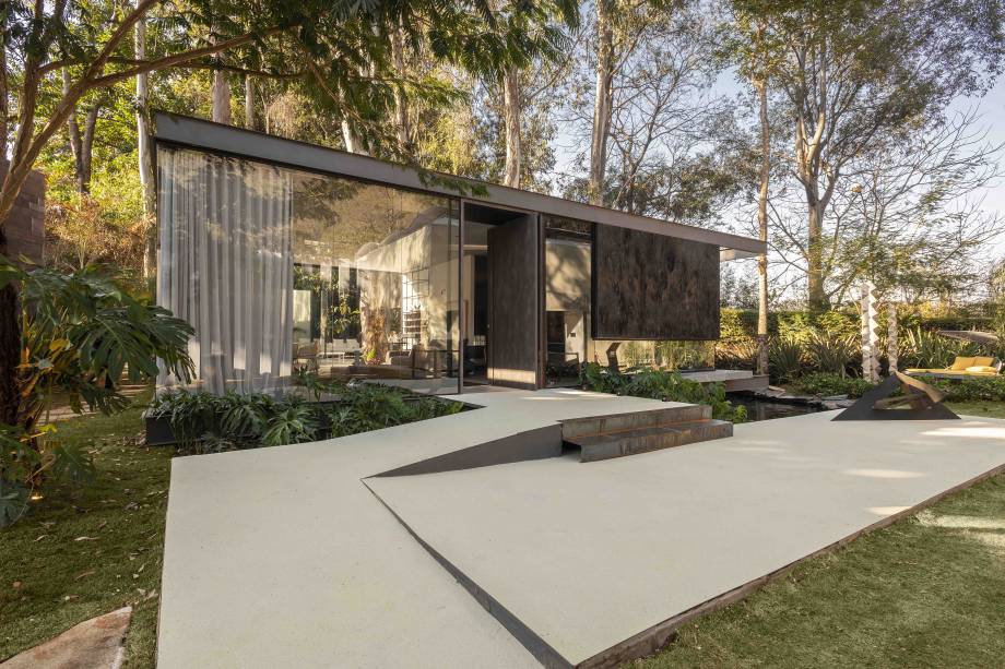 Casa dos Eucaliptos - Janaína Pacheco et Maurício Bonfim. Avec 130 m², le projet apporte la durabilité comme un grand différentiel. La preuve en est que le système de construction en structure métallique permet un travail plus propre, pratiquement sans résidus, offrant des portées plus importantes que les méthodes de construction conventionnelles. Le résultat final est que le chantier est plus maigre, évitant ainsi le gaspillage de pâte et de briques. Selon Maurício Bonfim, responsable de toute la décoration intérieure et du mobilier du projet, l'espace sera un havre de paix pour les gens. «Nous n'aurons même pas de télévision sur les lieux. Nous mettrons des miroirs dans la nature pour qu'ils vous regardent, en lien profond avec l'environnement ».