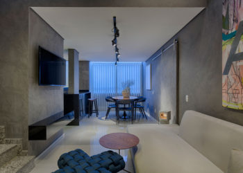 La couverture minimaliste de 150 m² est marquée par du ciment brûlé