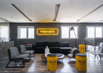 Le coworking avec une atmosphère joviale et détendue assiste les photographes sans studio