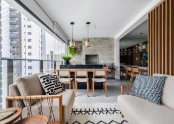 L’éclairage naturel et beaucoup de bois définissent un appartement simple