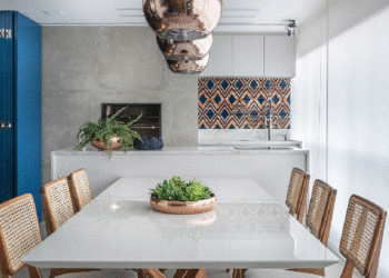 Painel azul esconde área de churrasqueira em apê de 120 m²