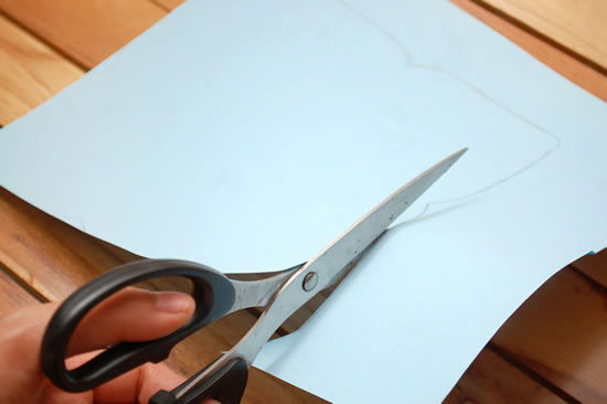 Cortando o papel para fazer envelope