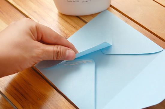 Colando o envelope de papel