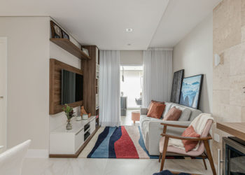 A varanda é o cantinho perfeito para receber neste apê de 100 m²