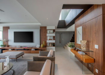 Abertura na lage da sala promove incidência de luz natural e integração