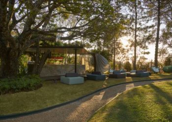 Com natureza de sobra e charme modernista, o bar reverencia à paisagem