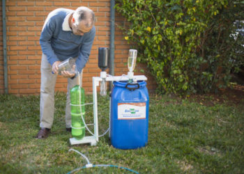 Faça você mesmo um irrigador solar automático com materiais reaproveitados