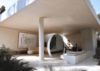 Formas orgânicas e inspiração brutalista integram living à paisagem