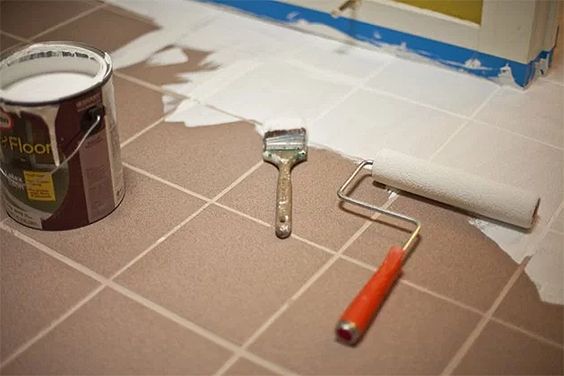 Pintando cerâmica no piso  com tinta
