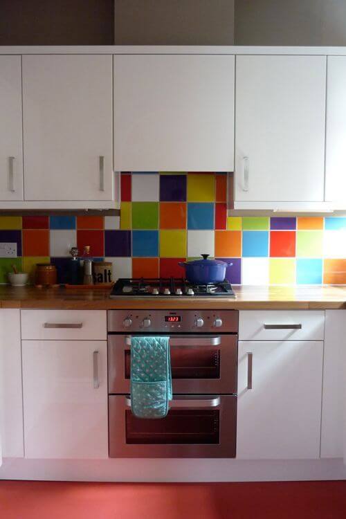 Linda pintura de cerâmica com tintas coloridas na cozinha