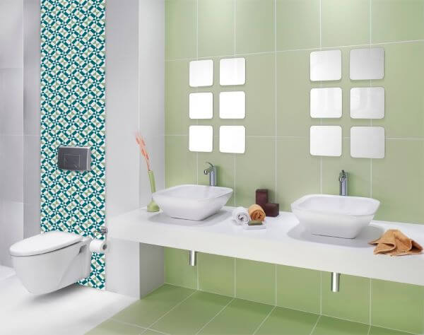 Lindo banheiro com azulejos pintados com tinta verde