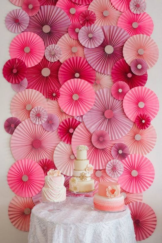 décoration avec des fleurs en papier rose