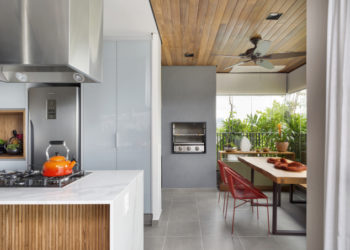 Cuisine intégrée et balcon gourmand dans un studio de 84 m²