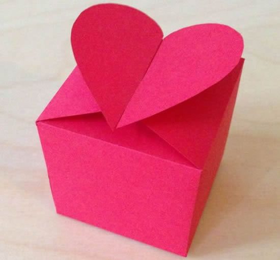Boîte avec coeur en papier