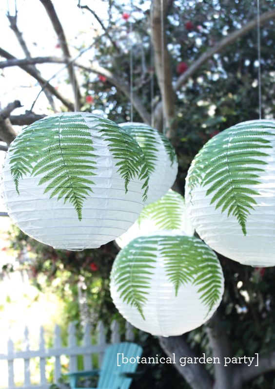 lanterne japonaise avec des feuilles