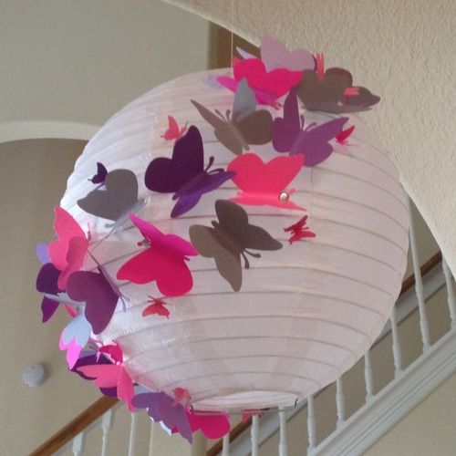 décoration de lanterne japonaise avec des papillons