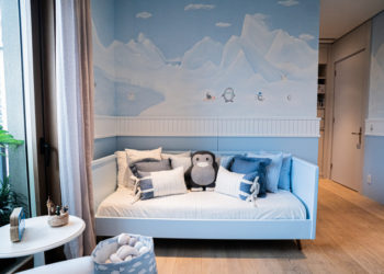 La chambre de bébé obtient une peinture à la main inspirée des montagnes enneigées