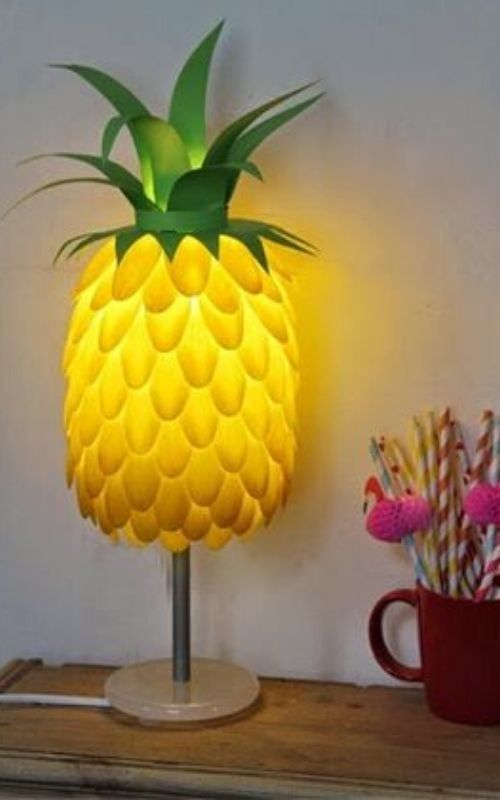 ananas avec cuillères en plastique