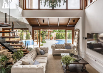 Bois, couleurs et espace extérieur généreux dans cette maison de plage