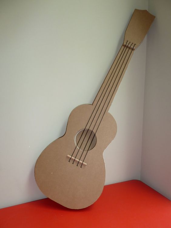 Guitare en carton pour la fête des enfants