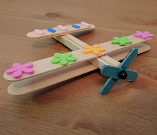 Jouet avec recyclage - Avion avec bâtons de popsicle