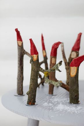 Décorations de Noël avec des branches sèches et du bois