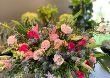 Faites-le vous-même: apprenez à assembler un arrangement avec des fleurs roses