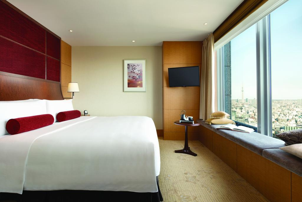 Suite de l'hôtel Shangri-La à Tokyo, avec grand lit et fenêtre