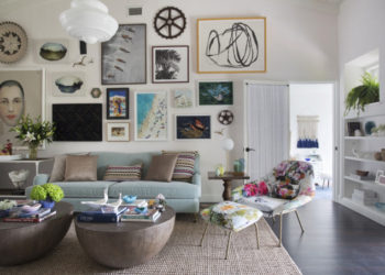 Des couleurs douces et des imprimés floraux composent le décor de cette maison