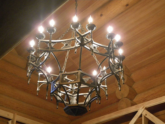 Lustre forgé en forme de lanterne pour un intérieur de loft