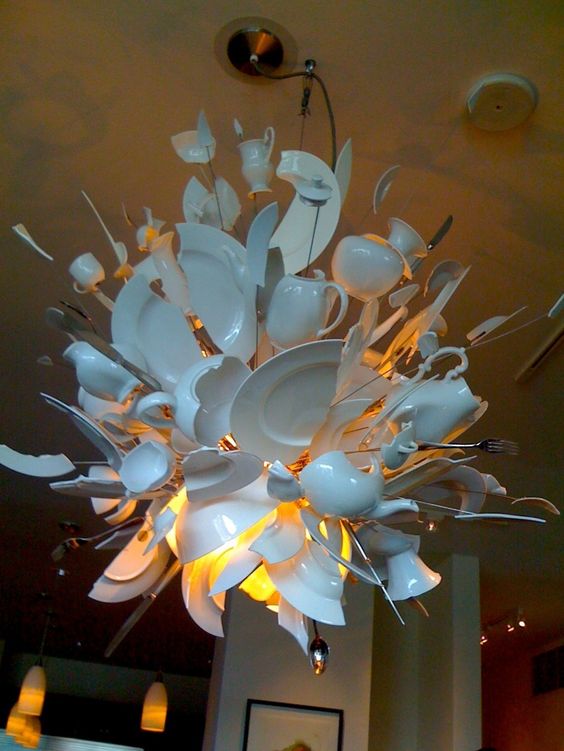 lampe conceptuelle avec vaisselle cassée