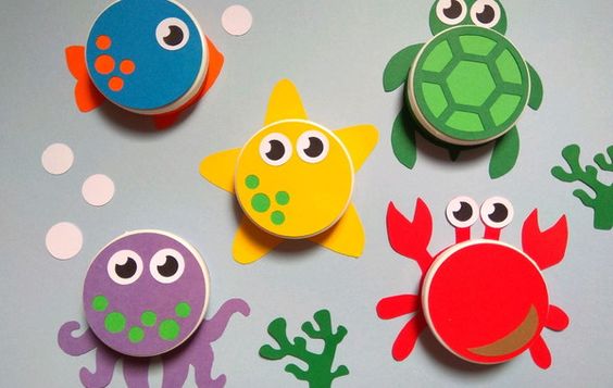 Jouets avec casquettes recyclées