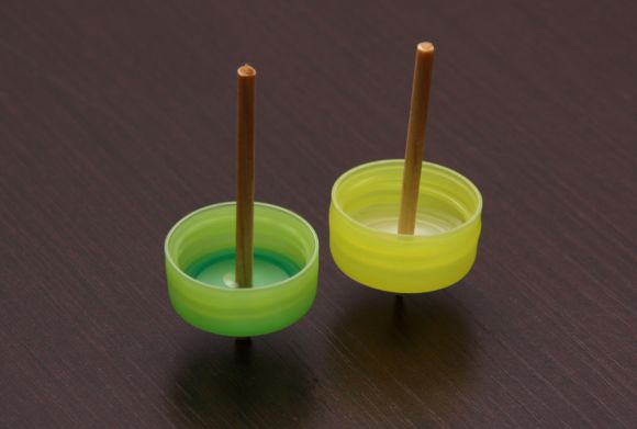 Jouets avec casquettes recyclées