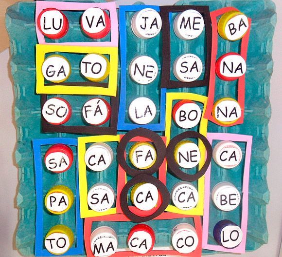 Jouets avec casquettes recyclées