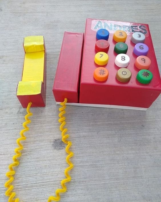 Jouets avec casquettes recyclées