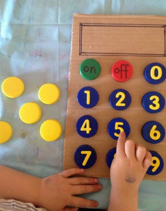 Jouets avec casquettes recyclées