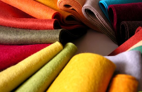 variété de couleurs de couvertures en feutre pour l'artisanat