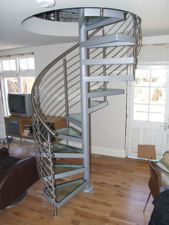photo d'un escalier en colimaçon menant au deuxième étage de la maison
