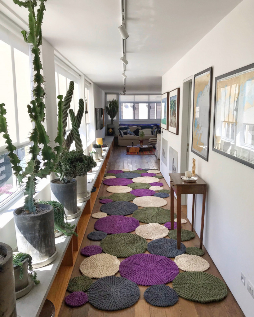 Couloir décoré de tapis à tricoter