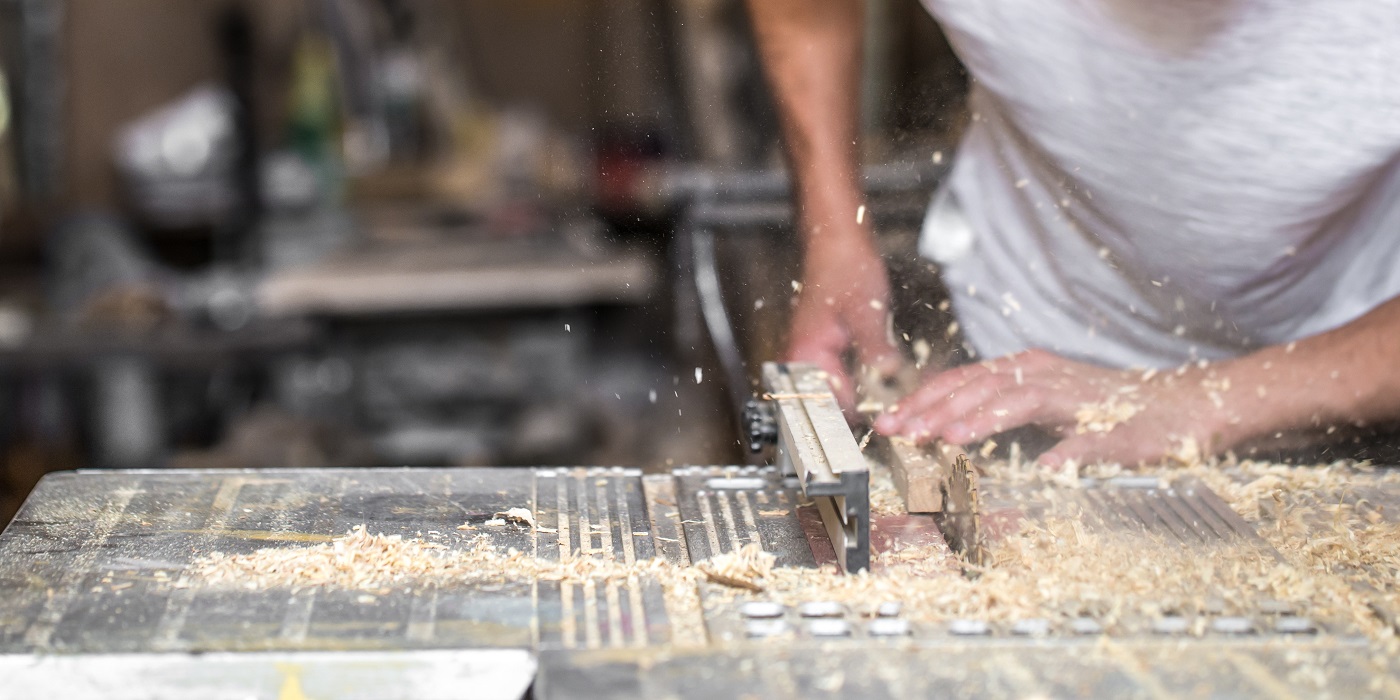 Un homme travaillant avec des produits en bois sur la machine, gros plan