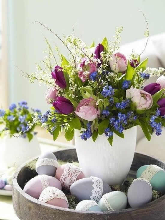 Bel ornement avec des fleurs pour Pâques