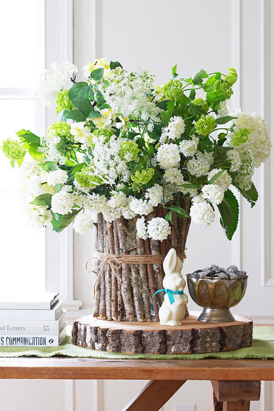 Arrangement de fleurs pour la décoration de table de Pâques